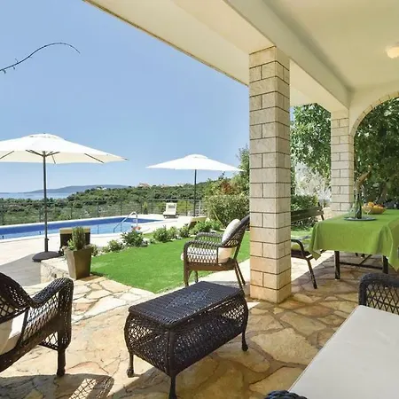 Nela Villa