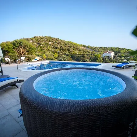Nela Villa