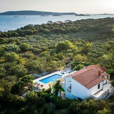 Nela Villa