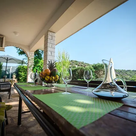 Nela Villa