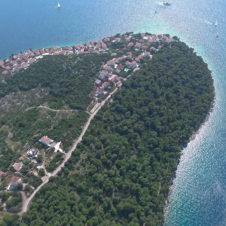 Nela Villa